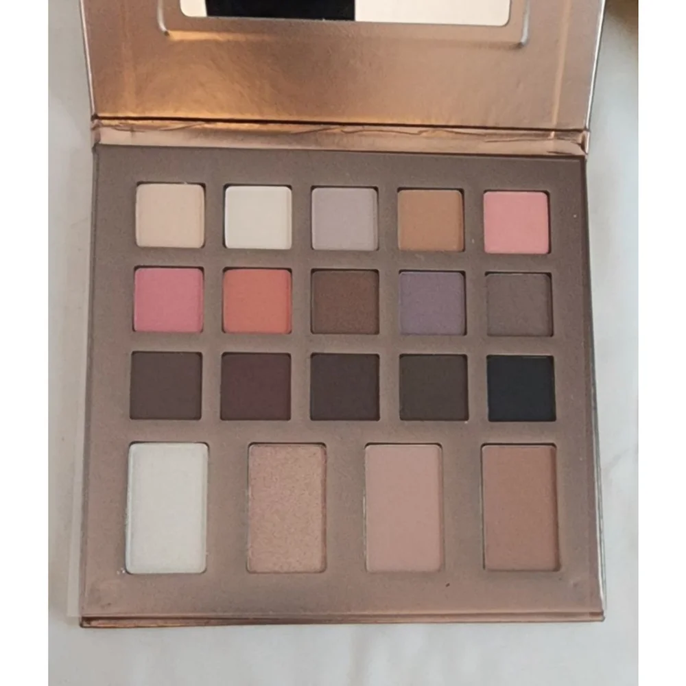 Billy B X Gallany Eyeshadow and Face Palette. New